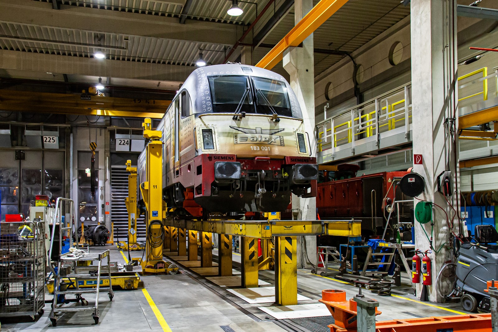 Mozdony a linzi járműjavítóban